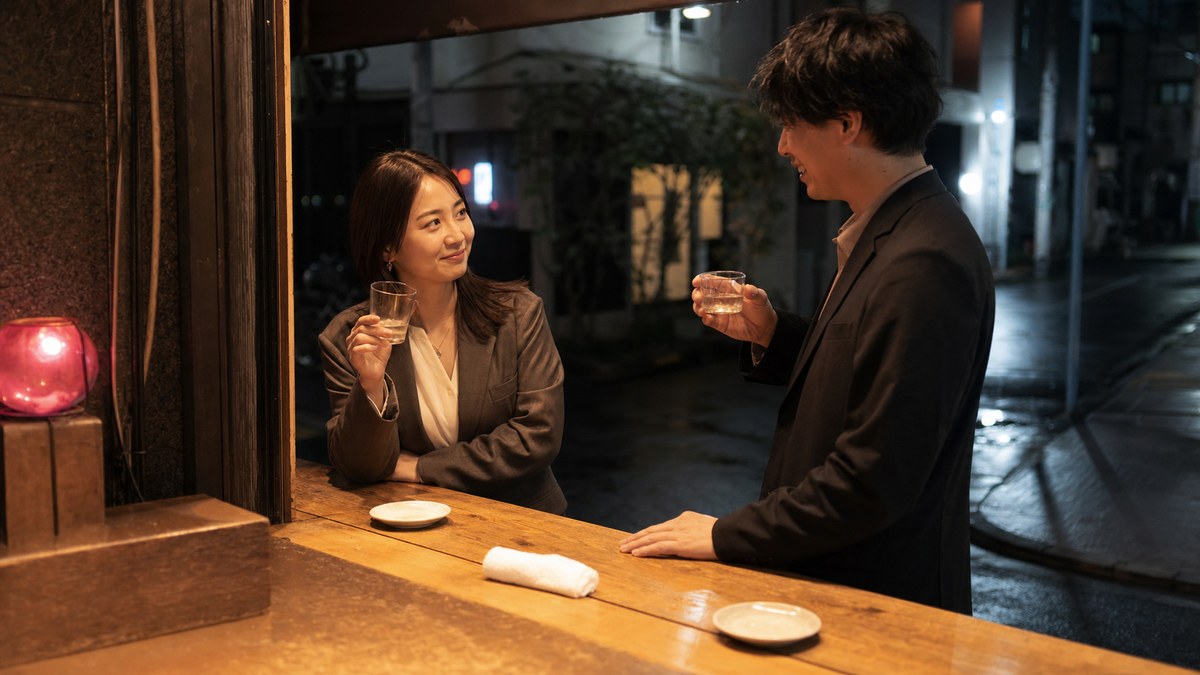 立ち飲み屋の外で、一人飲みのエリナにヒットの要点を表す画像