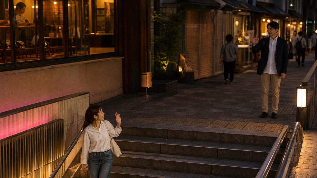 日曜夕方の駅で距離を保って手を振り解散する成人男女