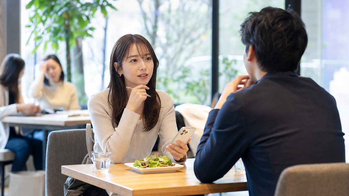 人目のある昼のカフェを指定した慎重な28歳サヤと男性の初対面