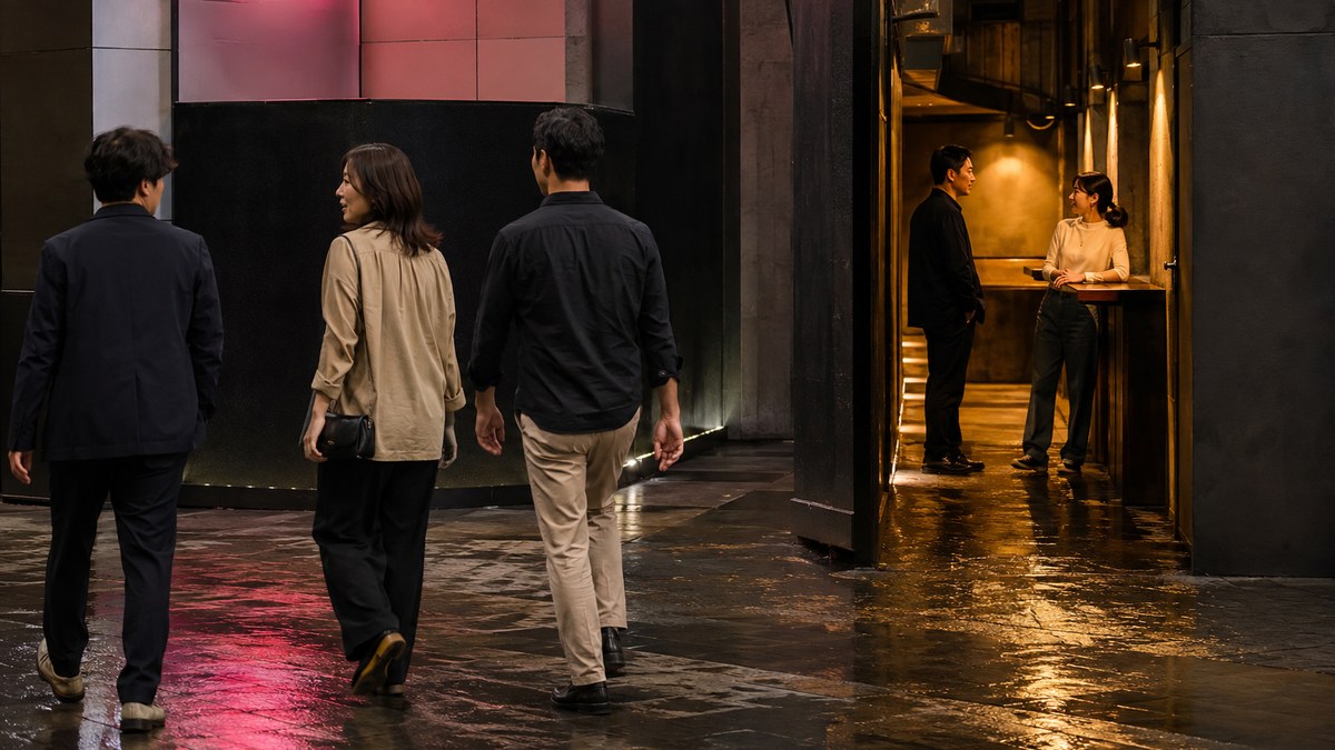 広い通りを去る成人グループと横丁で会話する成人男女