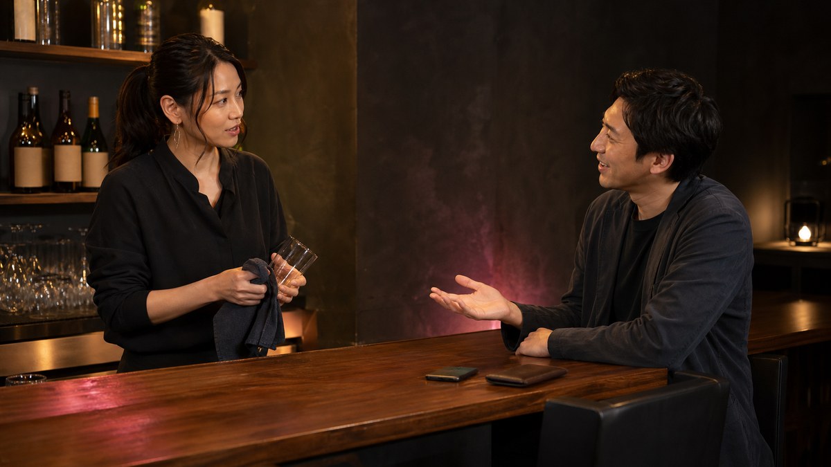 グラスを拭きながら普段の出会い方を尋ねる29歳店員と30代男性